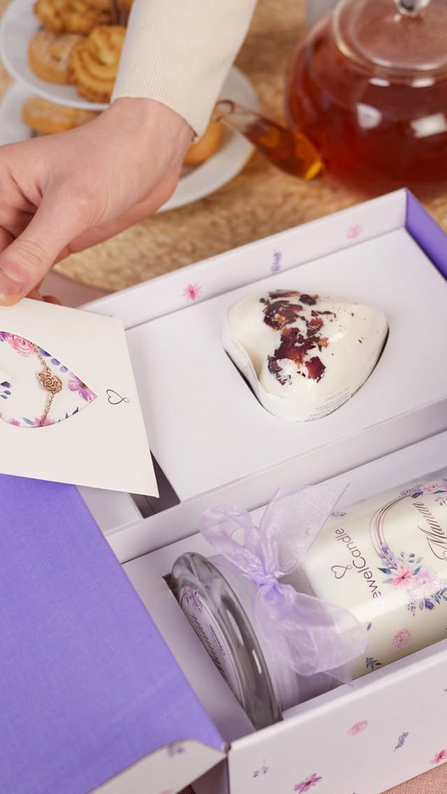 JuwelKerze Muttertag Geschenkbox „Maman“ Duftkerze mit Halskette + Armband (Silber) – inkl. Badekugel & Grußkarte
